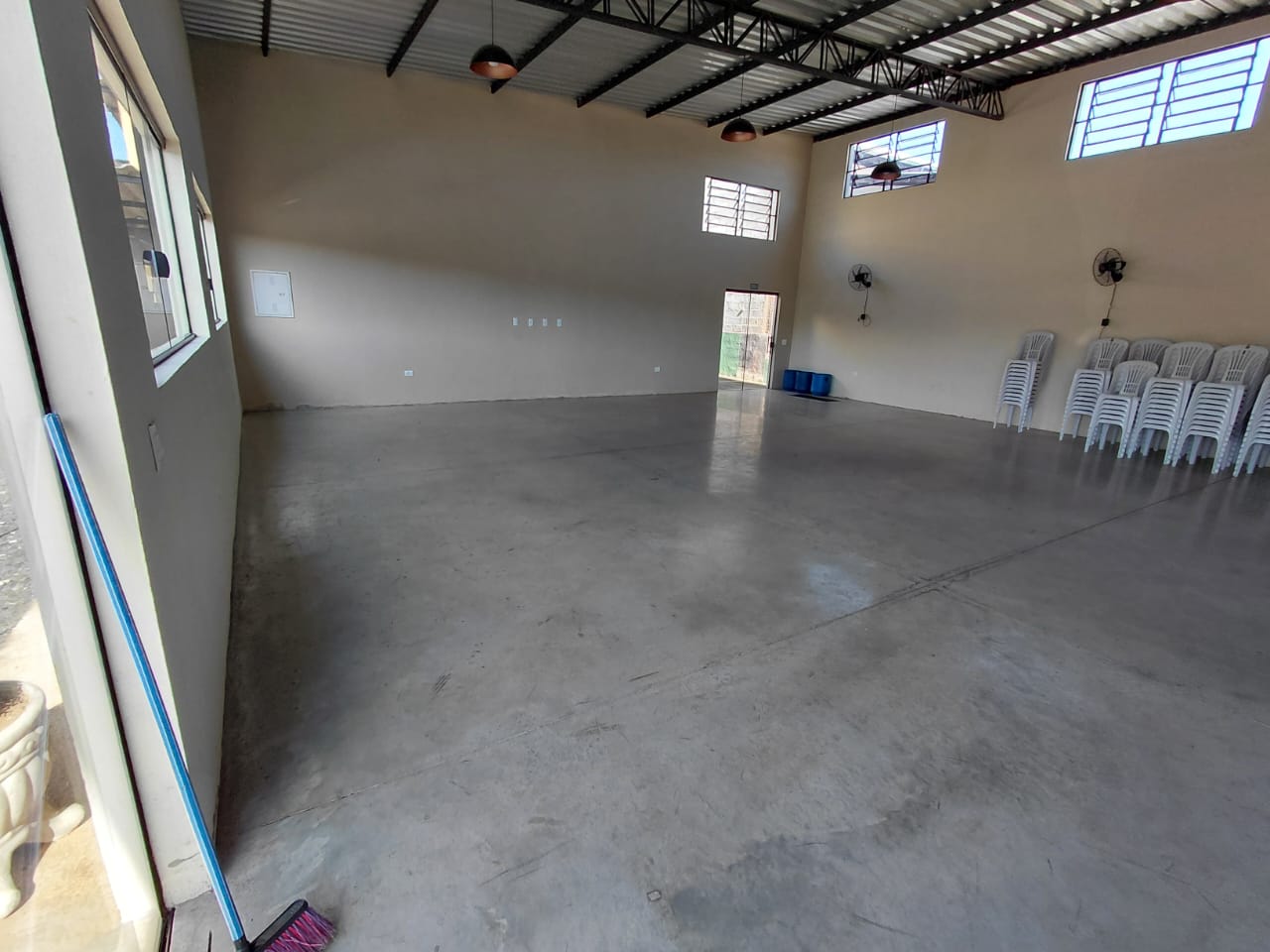 Salão do Espaço para Eventos KM80 preparado para recepção