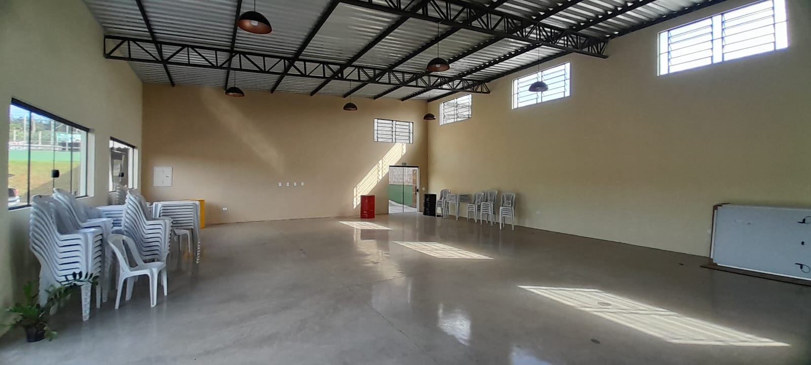 Salão do Espaço para Eventos KM80 preparado para recepção