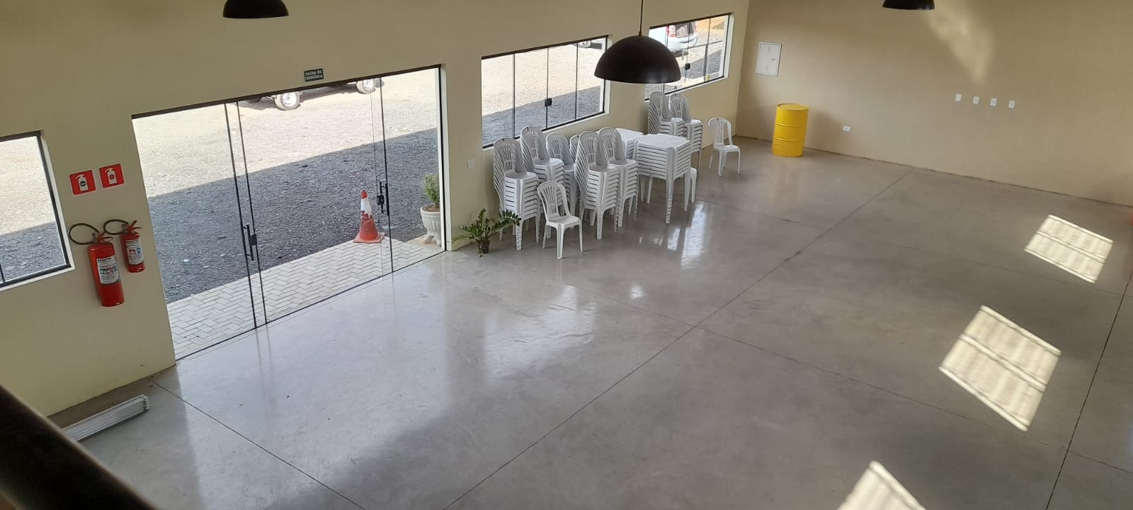 Estacionamento amplo do Espaço KM80