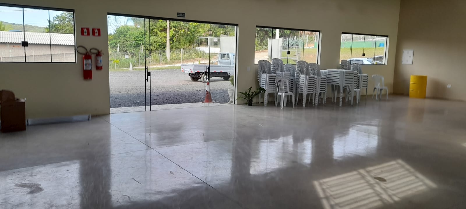 Estacionamento amplo do Espaço KM80