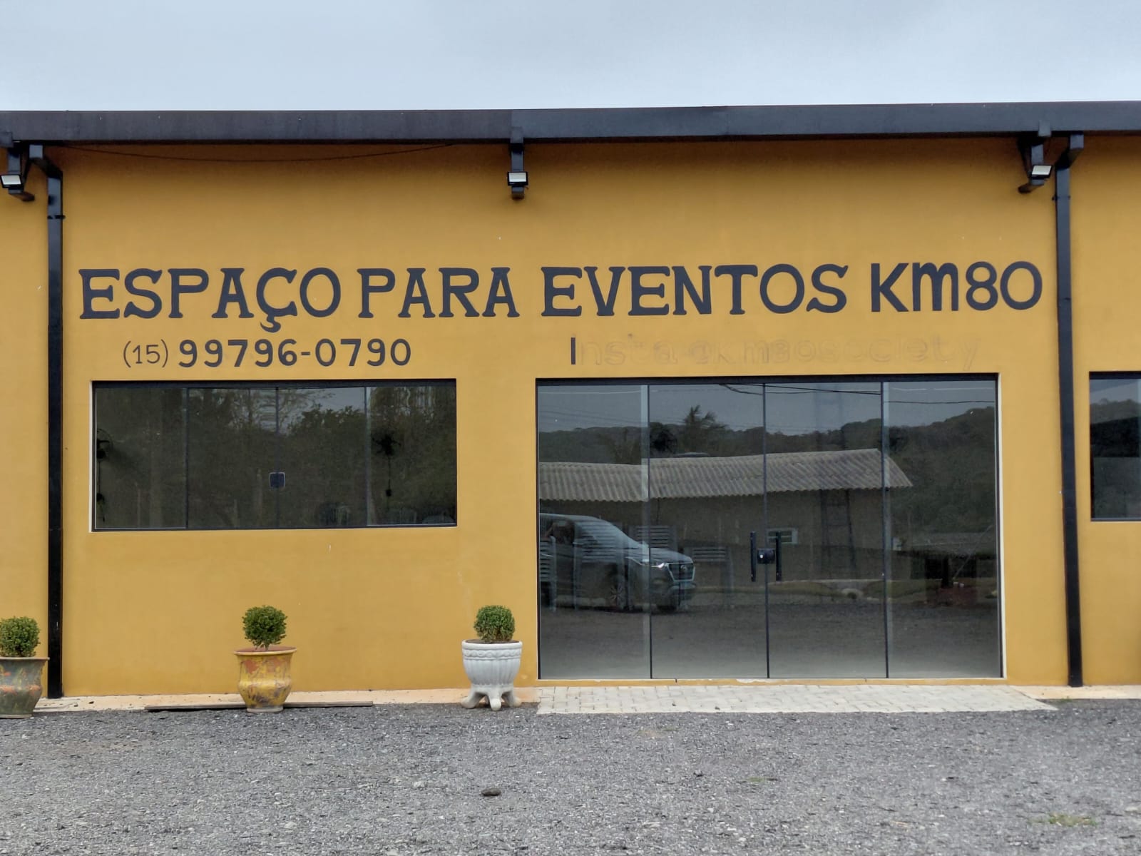 Interior do Espaço KM80 com pé-direito alto e iluminação natural
